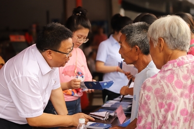 秀山縣社會保險事務中心開展“三進三送”社保政策宣傳活動，提供社會經濟咨詢服務